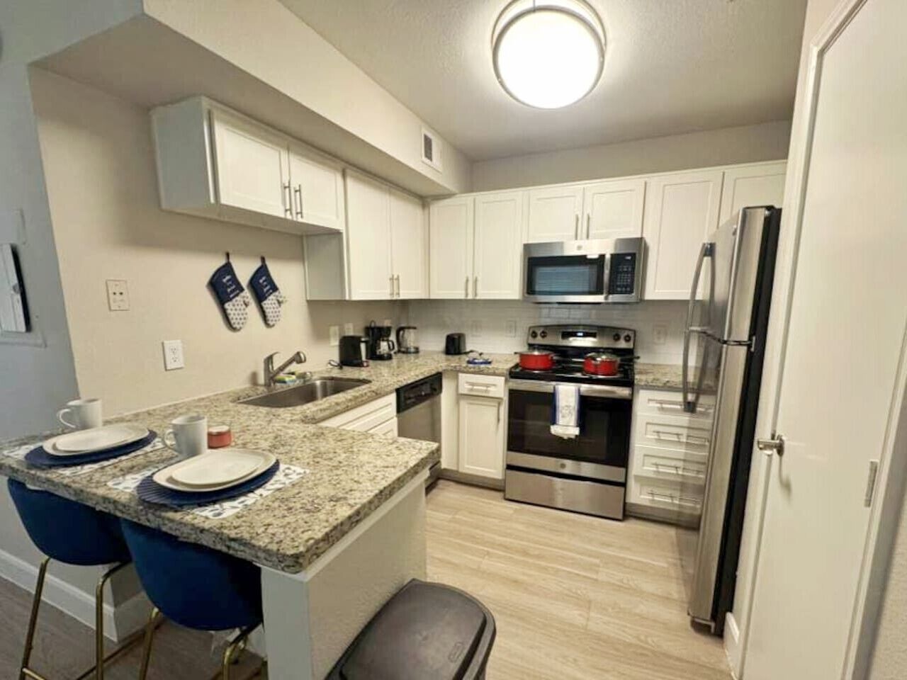 Køleskab, mikrobølgeovn, ovn, kogeplade