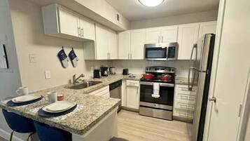 Køleskab, mikrobølgeovn, ovn, kogeplade