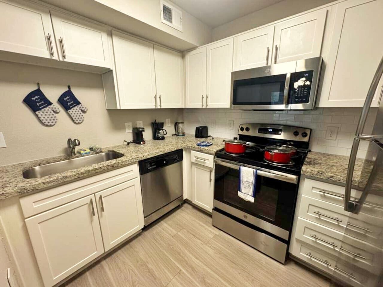 冰箱、微波炉、烤箱、炉灶