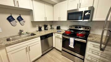 Een koelkast, een microgolfoven, een oven, een kookplaat