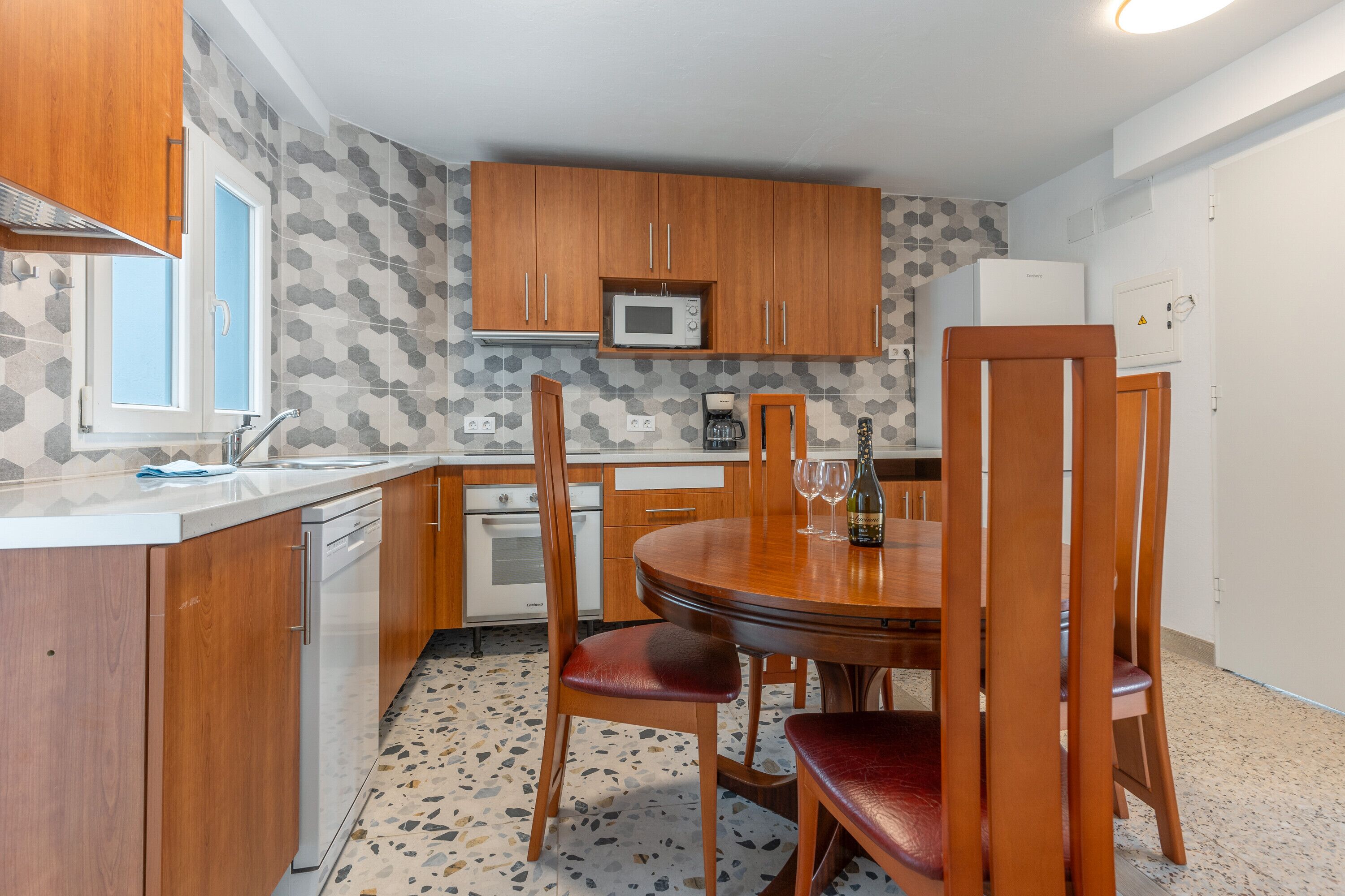 Een koelkast, een magnetron, een oven, een kookplaat