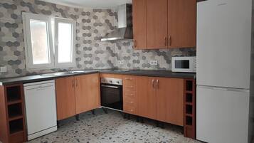 Een koelkast, een magnetron, een oven, een kookplaat