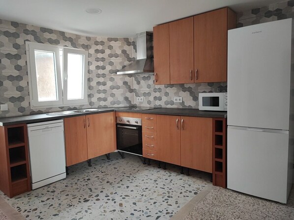 Een koelkast, een magnetron, een oven, een kookplaat