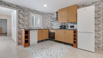 Een koelkast, een magnetron, een oven, een kookplaat