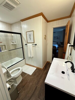 Dusche, Haartrockner, Handtücher, Seife