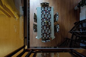 Apartment, 2 Bedrooms, Balcony, Mountain View | Dining room