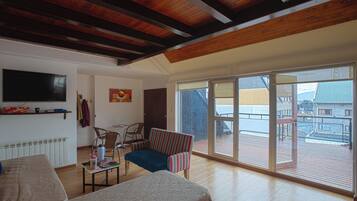 Apartment, 2 Schlafzimmer, Balkon, Bergblick | Wohnbereich | 43-Zoll-Smart-TV mit Kabelempfang, Netflix, Streaming-Dienste