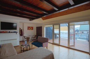 Apartamento, 2 quartos, sacada, vista para a montanha | Área de estar | Smart TV 43 polegadas com canais a cabo, Netflix, serviços de streaming