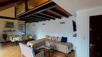 Apartment, 2 Schlafzimmer, Balkon, Bergblick | Wohnbereich