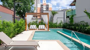 Ulkouima-allas avoinna 8.00–22.00, aurinkotuoleja