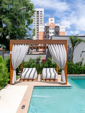 Piscina externa, funciona das 8h às 22h, espreguiçadeiras