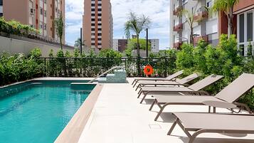 Perushuoneisto | Uima-allas | Ulkouima-allas avoinna 8.00–22.00, aurinkotuoleja