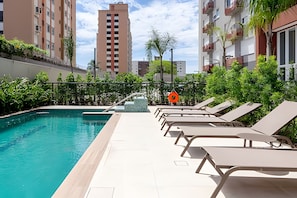 Perushuoneisto | Uima-allas | Ulkouima-allas avoinna 8.00–22.00, aurinkotuoleja