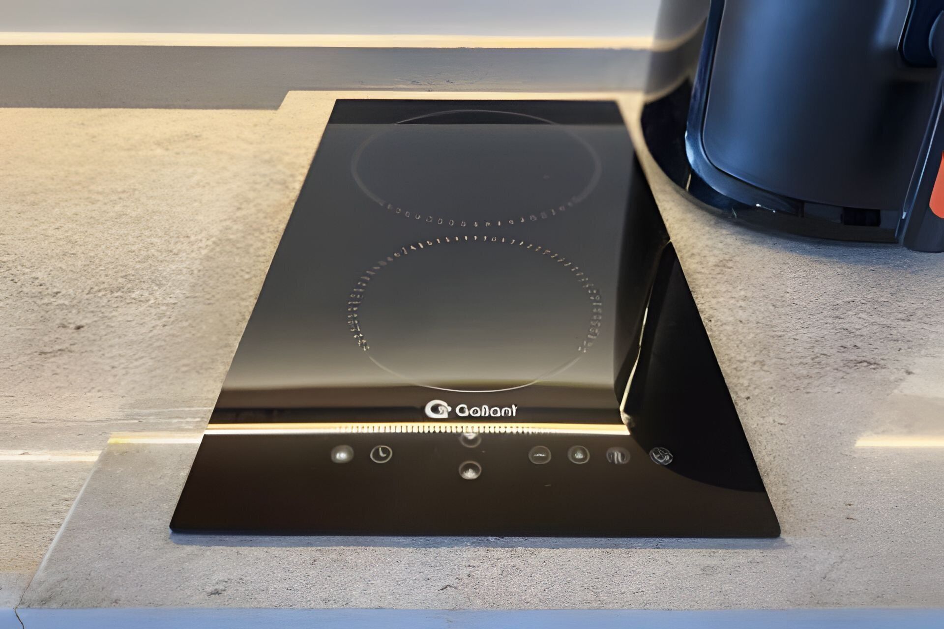 Una cocina de inducción negra con un panel de control y una pantalla digital.