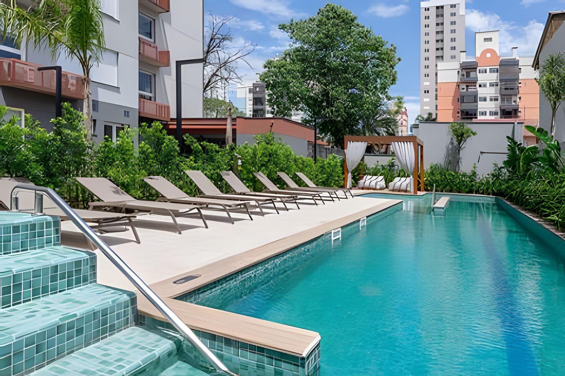 Piscina externa, funciona das 8h às 22h, espreguiçadeiras