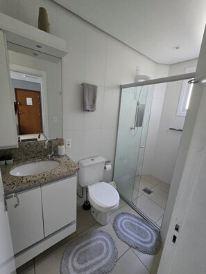 Douche, sèche-cheveux, bidet, serviettes fournies