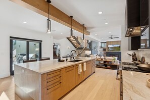 Een microgolfoven, een oven, een kookplaat, een vaatwasser