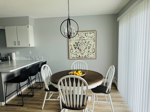 Bright & Calm 2-Bedroom Condo