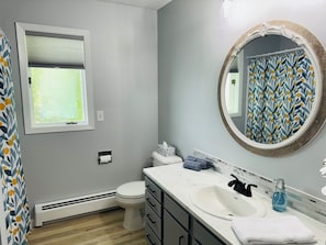 Sèche-cheveux, serviettes fournies, savon, papier toilette