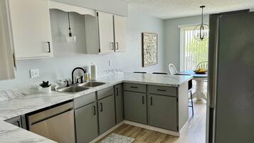 Microondas, horno, parrilla de estufa y lavavajillas