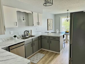 Mikrowelle, Ofen, Herdplatte, Geschirrspüler