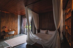 6 bedrooms, iron/ironing board, WiFi, bed sheets