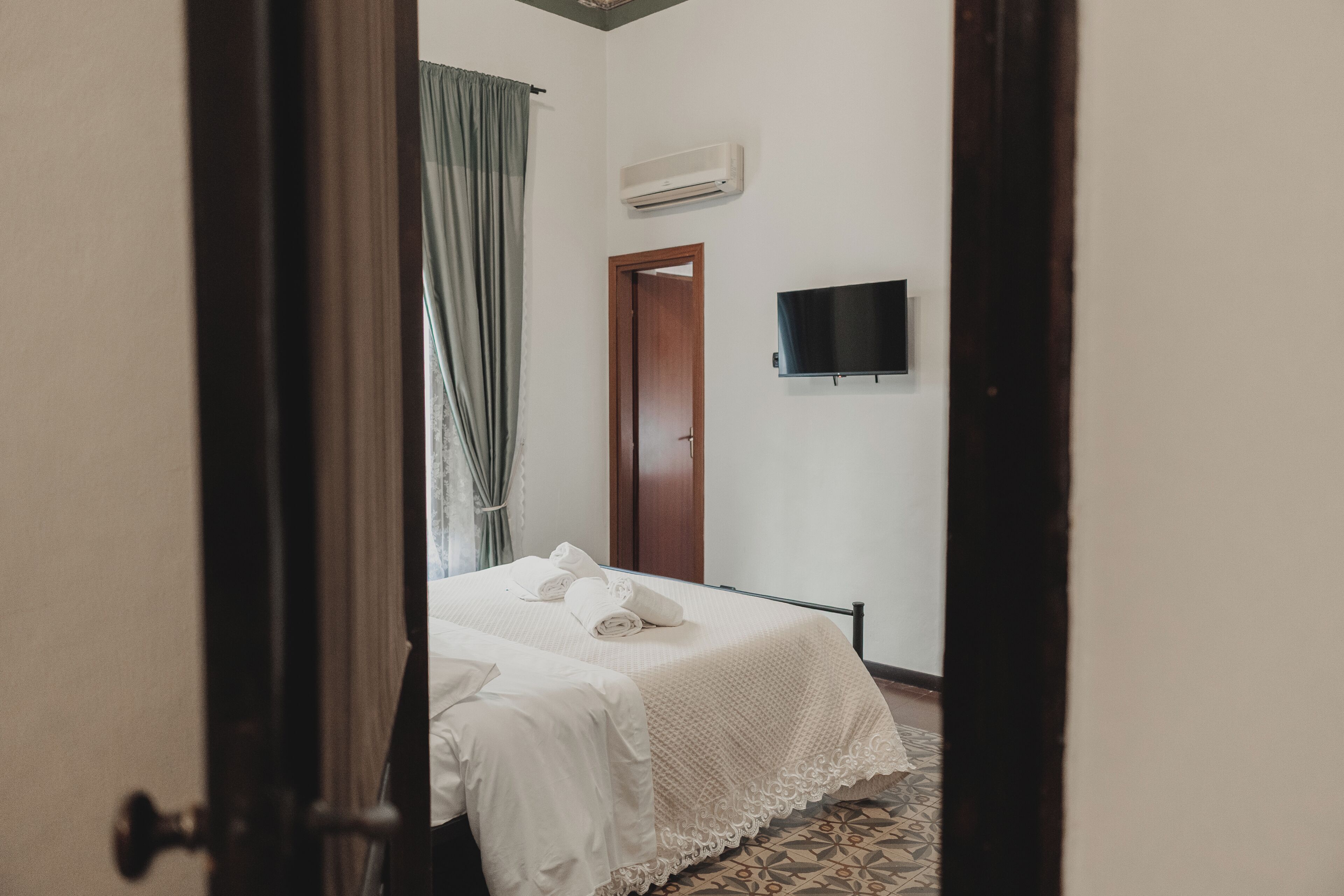 Premium bedding, individually decorated, desk, laptop workspace