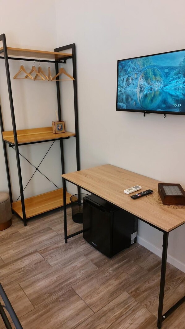 Con stile personalizzato, una scrivania, postazione laptop