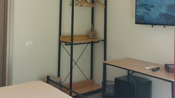 Individuell dekoriert, Schreibtisch, laptopgeeigneter Arbeitsplatz