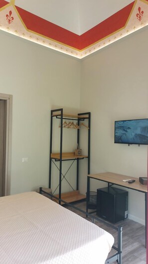 Con stile personalizzato, una scrivania, postazione laptop