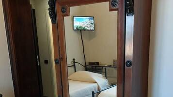 Individuell dekoriert, Schreibtisch, laptopgeeigneter Arbeitsplatz