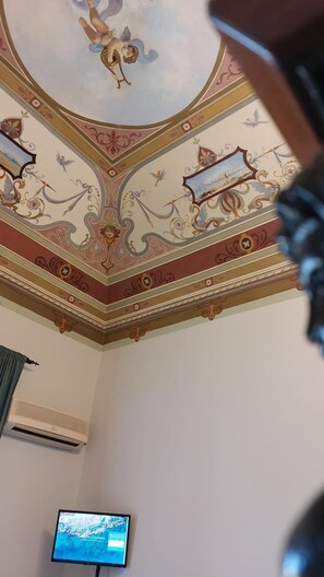 Individually decorated, desk, laptop workspace, iron/ironing board - Golden House Cefalù  (Cefalù)