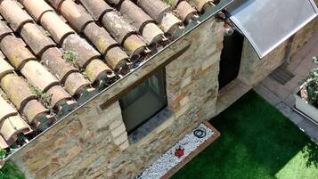 Individuell dekoriert, Schreibtisch, laptopgeeigneter Arbeitsplatz