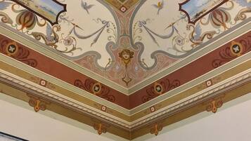 Con stile personalizzato, una scrivania, postazione laptop