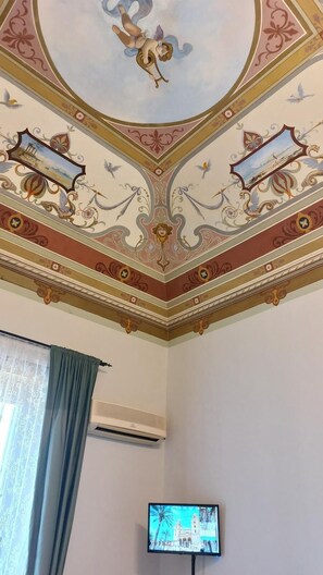 Con stile personalizzato, una scrivania, postazione laptop