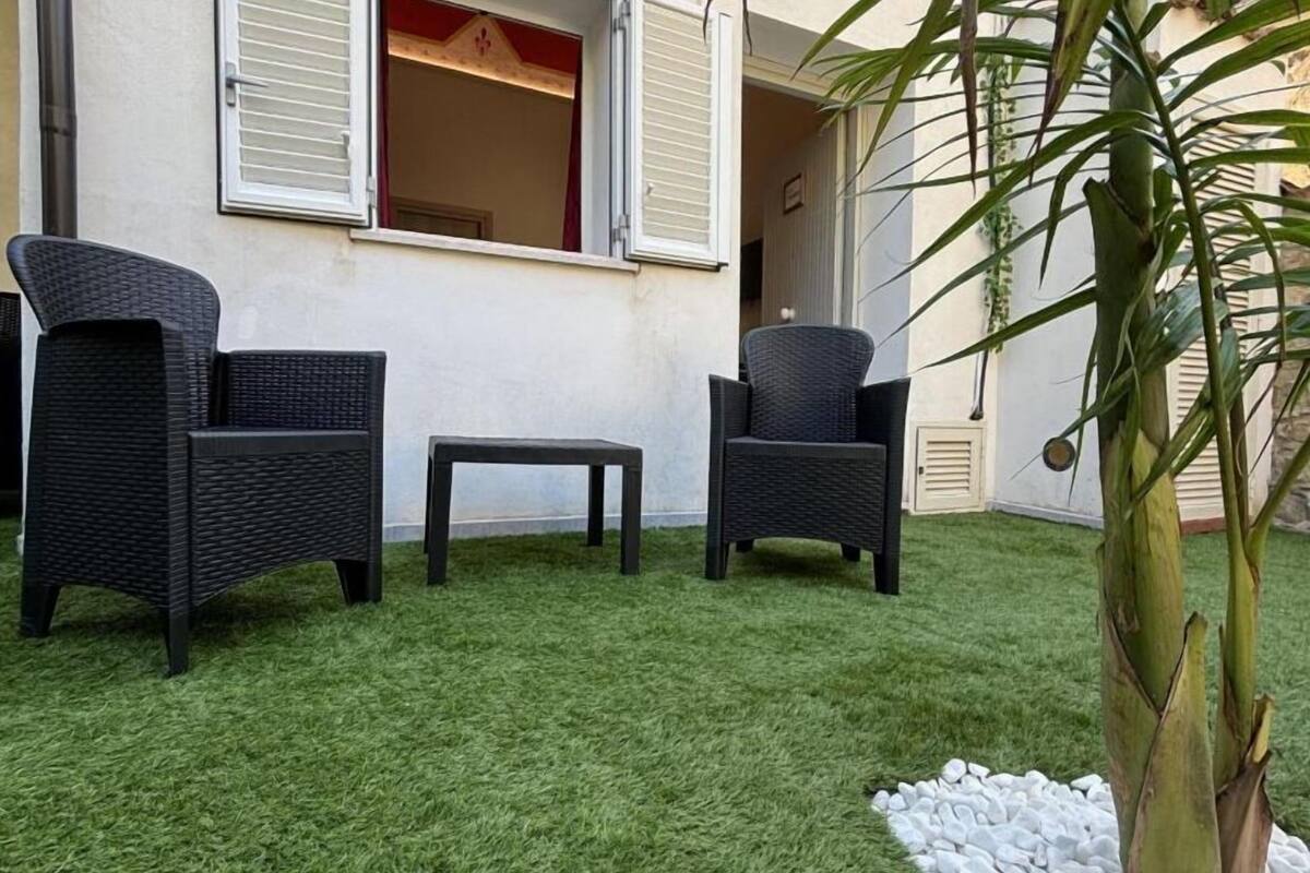 Camera doppia, vista giardino | Con stile personalizzato, una scrivania, postazione laptop