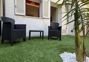 Habitación doble, vistas al jardín | Decoración individual, escritorio, espacio para trabajar con un portátil