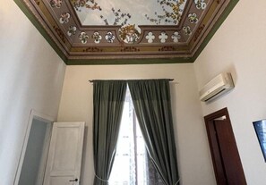 Habitación cuádruple | Decoración individual, escritorio, espacio para trabajar con un portátil