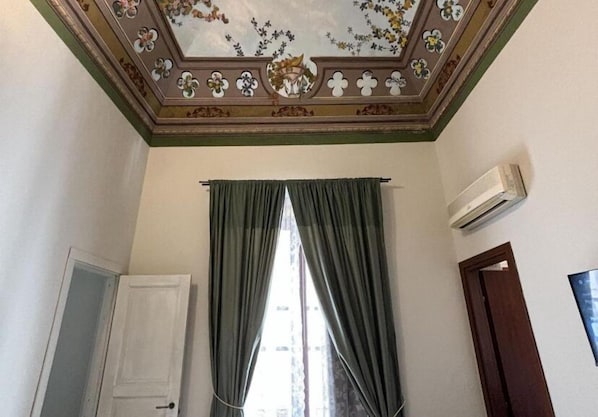 Premium bedding, individually decorated, desk, laptop workspace - Golden House Cefalù (Cefalù)