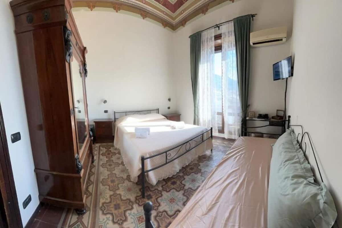 Room | Individually decorated, desk, laptop workspace, iron/ironing board