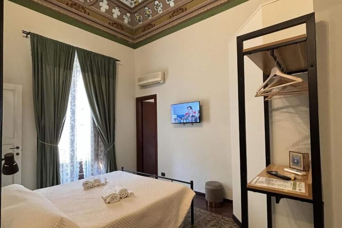 Quadruple Room | Individually decorated, desk, laptop workspace, iron/ironing board