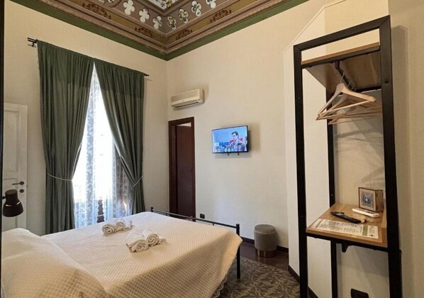 Premium bedding, individually decorated, desk, laptop workspace - Golden House Cefalù  (Cefalù)