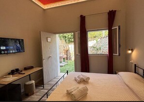 GOLDEN JASMINE | Individually decorated, desk, laptop workspace, iron/ironing board - Golden House Cefalù  (Cefalù)