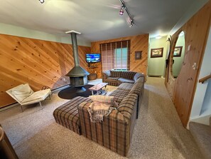 TV, fireplace - 3 Bedroom  Ski in/Ski out condo on Hunter Mountain! (Lanesville)