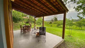 Bangalô luxo, sacada, vista para a montanha | Ferros/tábuas de passar roupa, Wi-Fi de cortesia