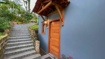 Bangalô luxo, sacada, vista para a montanha | Ferros/tábuas de passar roupa, Wi-Fi de cortesia