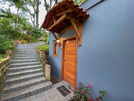 Bangalô luxo, sacada, vista para a montanha | Ferros/tábuas de passar roupa, Wi-Fi de cortesia
