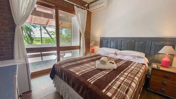 Quarto triplo básico, sacada, vista para a montanha | Ferros/tábuas de passar roupa, Wi-Fi de cortesia