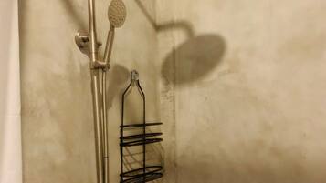 Een bidet, handdoeken, zeep, toiletpapier