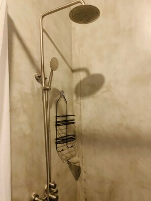 مراحيض شطف، مناشف، صابون، ورق حمّام